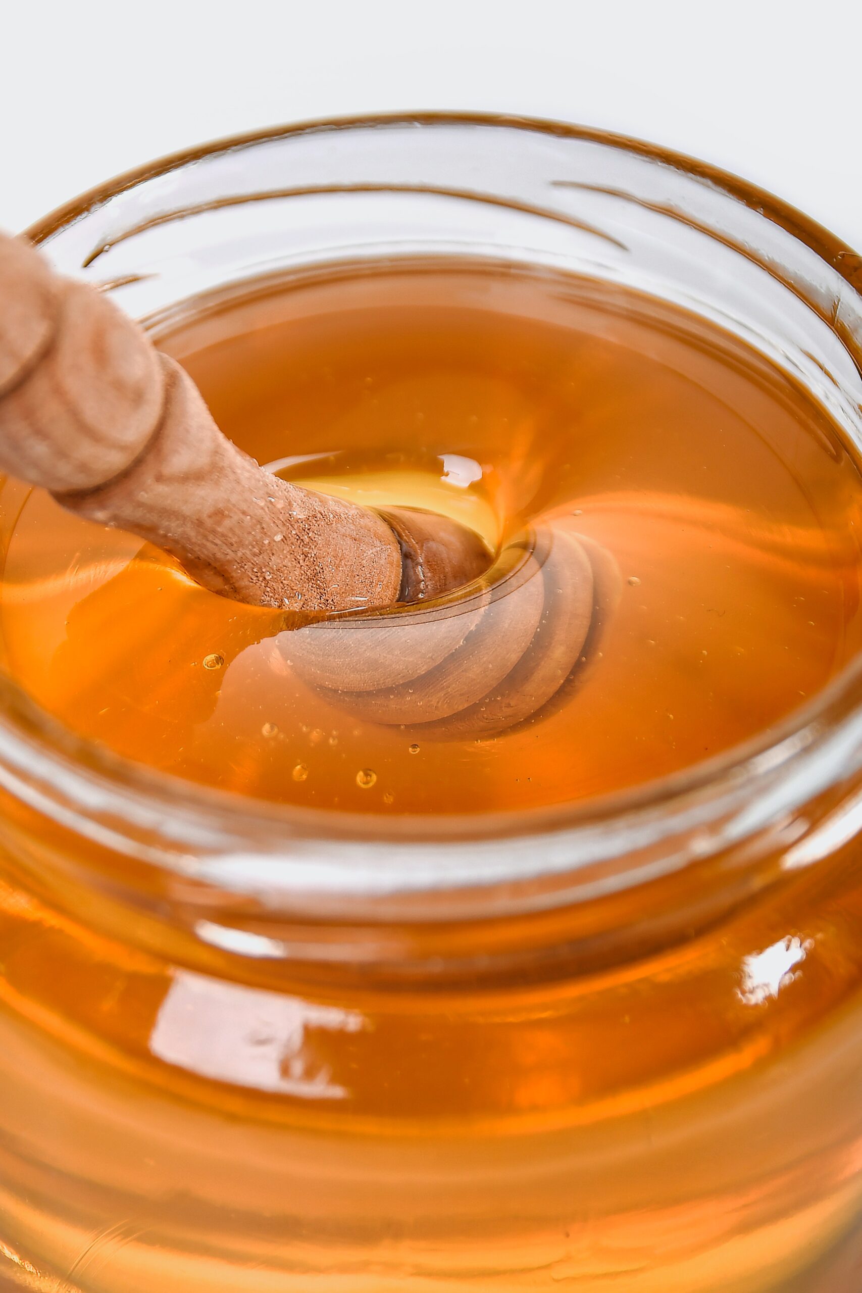 miel de abeja en tarro con palito